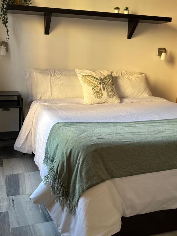 Amplio-y-luminoso-apartamento-Plz-de-la-Merced-Life-in-Malaga-01