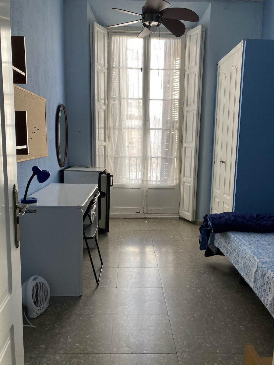 Apartamentos en alquiler en Málaga con habitación exterior y balcón privado.