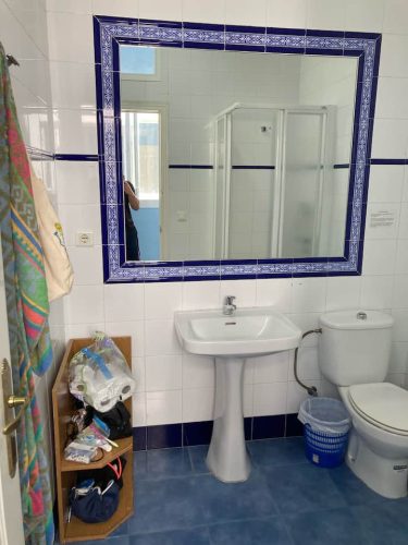 Alquiler de habitación interior en apartamento compartido – Málaga.