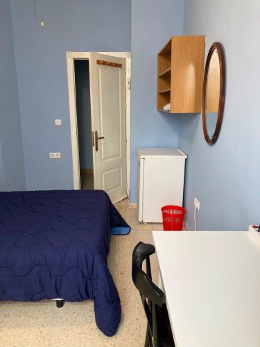 Amplia habitación en Málaga – piso compartido, perfecta para jóvenes profesionales.