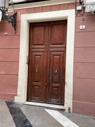 Andalucía apartamentos compartidos con habitaciones interiores cómodas.