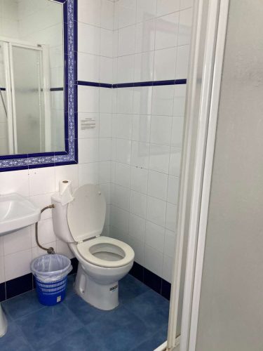 Andalucía viví en un piso compartido con habitación interior y ambiente tranquilo.