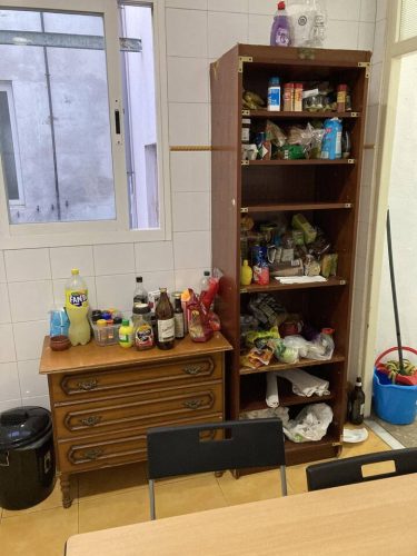 Compartí piso en Málaga con una habitación interior cómoda y luminosa.