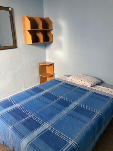 Encontrá tu lugar en Málaga con una habitación interior en alquiler.