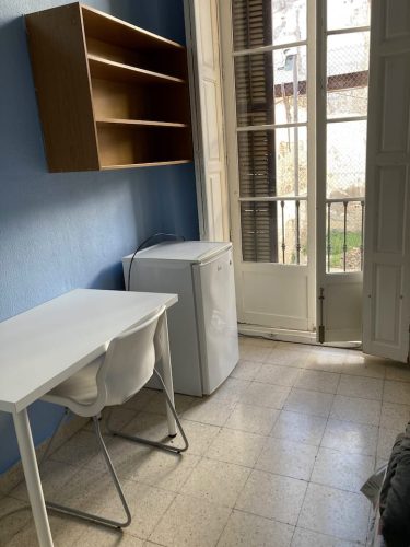 Habitacion exterior con balcón en apartamentos de alquiler – Málaga, Andalucía.