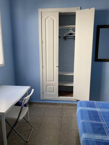 Habitacion interior en piso compartido Life in Málaga – ideal para tu nueva vida en Andalucía.