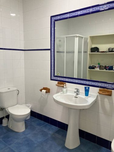 Habitacion interior en piso compartido moderno – Málaga, Andalucía.
