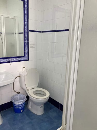 Málaga alquilá una habitación interior práctica en piso compartido.