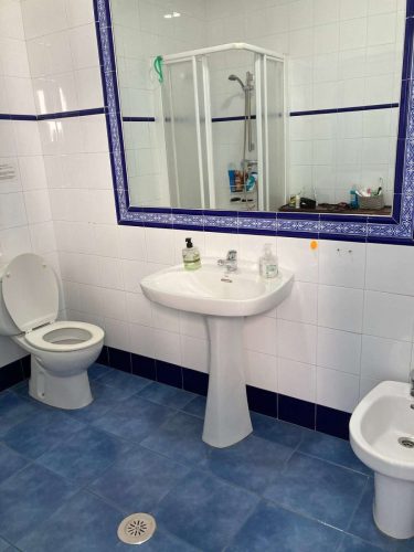 Málaga te espera habitación interior en piso compartido moderno – Life in Málaga.