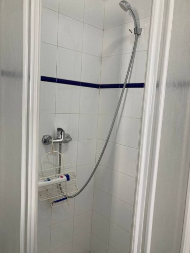 Piso compartido en Málaga con habitación interior ideal para estudiantes.