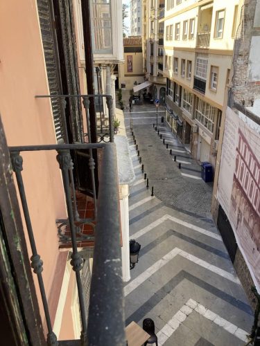Viví Málaga desde una habitación interior en piso compartido.