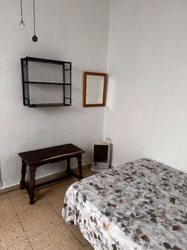 Viví en Andalucía en un piso compartido con habitación interior acogedora.
