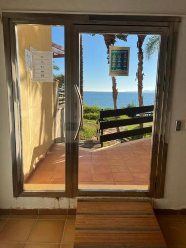Golf-Beach-Apartment-in-Costa-del-Sol-Life-in-Malaga-Dormitorio luminoso en apartamento en alquiler 