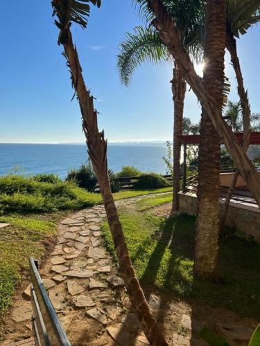 Golf-Beach-Apartment-in-Costa-del-Sol-Life-in-Malaga-Cocina equipada en apartamento vacacional para familias