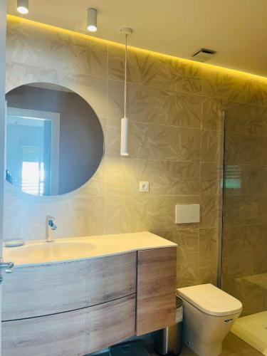 Golf-Beach-Apartment-in-Costa-del-Sol-Life-in-Malaga-Baño renovado en apartamento vacacional de alquiler