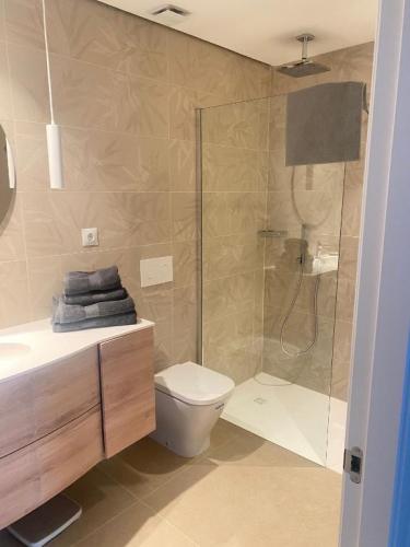 Golf-Beach-Apartment-in-Costa-del-Sol-Life-in-Malaga-Baño renovado en apartamento vacacional de alquiler Malaga centro