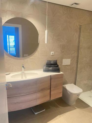 Golf-Beach-Apartment-in-Costa-del-Sol-Life-in-Malaga-Baño renovado en apartamento vacacional de alquiler en centro de Malaga