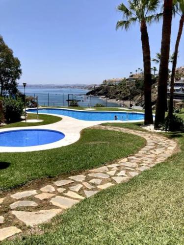 Golf-Beach-Apartment-in-Costa-del-Sol-Life-in-Malaga- Salón moderno de apartamento vacacional cerca de la playa de la Malagueta