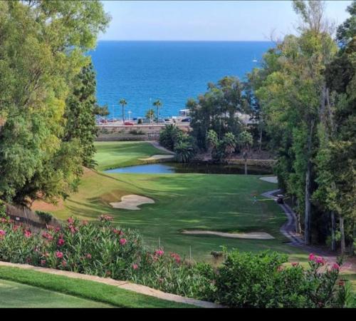 Golf-Beach-Apartment-in-Costa-del-Sol-Life-in-Malaga-Vistas al mar desde apartamento turístico en Málaga capital