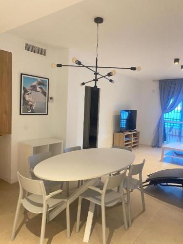 Golf-Beach-Apartment-in-Costa-del-Sol-Life-in-Malaga-Cocina equipada en apartamento vacacional para familias en Málaga